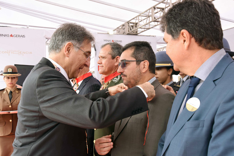 Governador Fernando Pimentel entrega a medalha ao presidente Cláudio Terrão - Foto: Manoel-Marques_Imprensa-MG